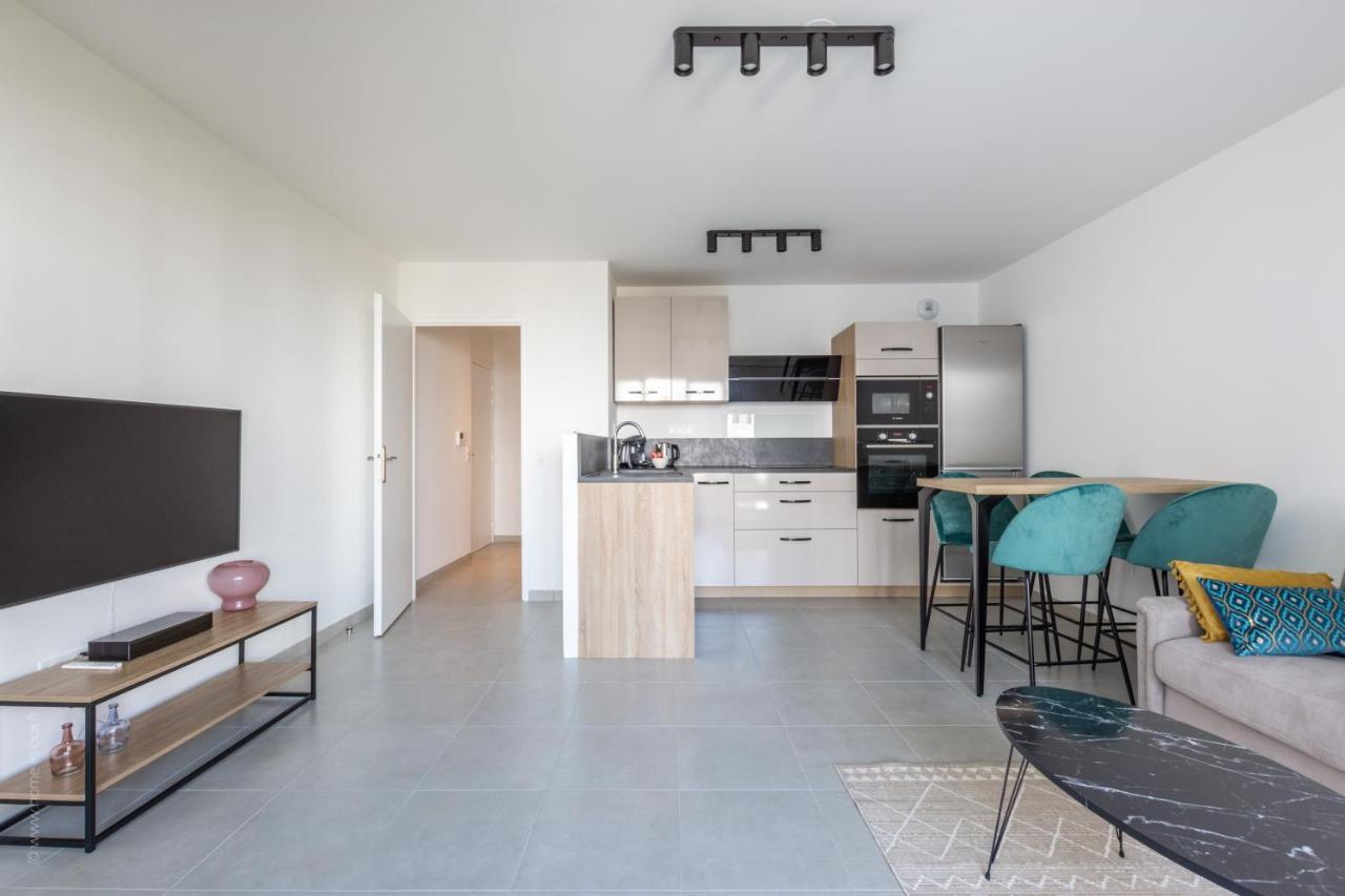 Dans Le Pre By Plaza Apartment Шеси Екстериор снимка