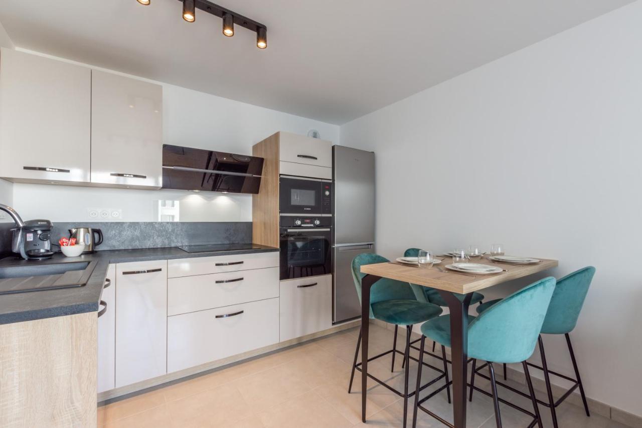 Dans Le Pre By Plaza Apartment Шеси Екстериор снимка